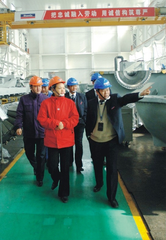 2007年国家发改委工业司副司长黄鹂来太阳娱乐视察