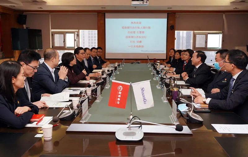招商银行总行私人银行部总司理王晏蓉、招商银行西循分行行长钱曦一行来太阳娱乐座谈交流